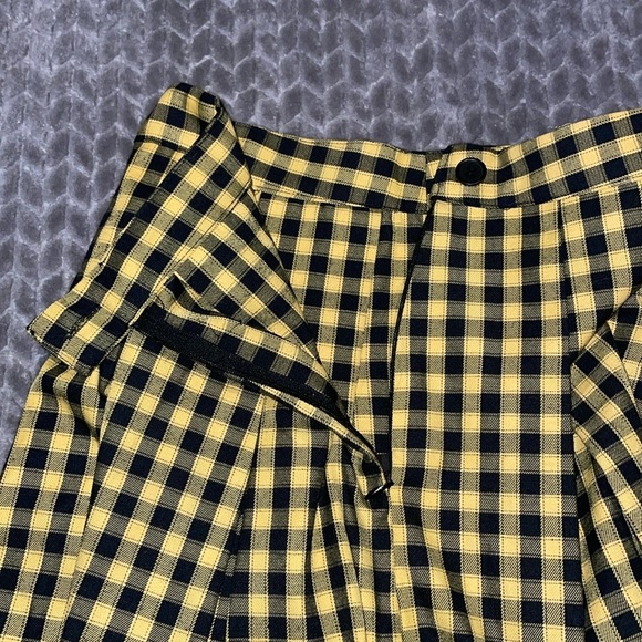 H&M Black and Gold Pleated mini skirt. Side zipper with button. Size 6 - Picture 3 of 5